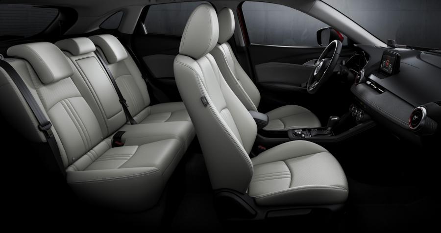 Интерьер Mazda CX-3 2018 года  (NA) (фото 2 из 10)
